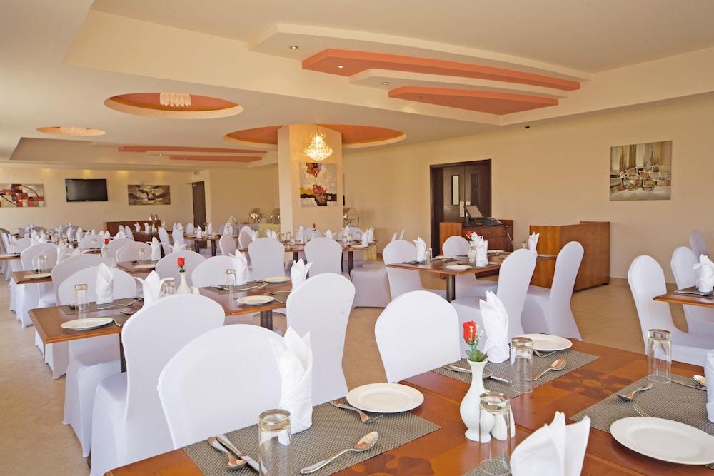 Muscat Dunes Hotel Exterior foto